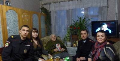 Сотрудники полиции Невьянска поздравили с Днем защитника Отечества участника Великой Отечественной войны Василия Михайловича Шмакова