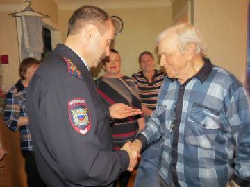 Сотрудники ОВД Невьянска навестили и поздравили с днем рождения выдающегося ветерана милиции