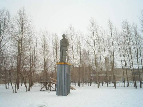 памятник Ленину, справа от почты