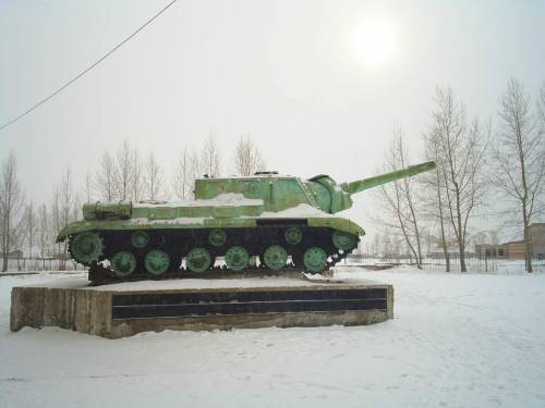 Танк рядом со школой